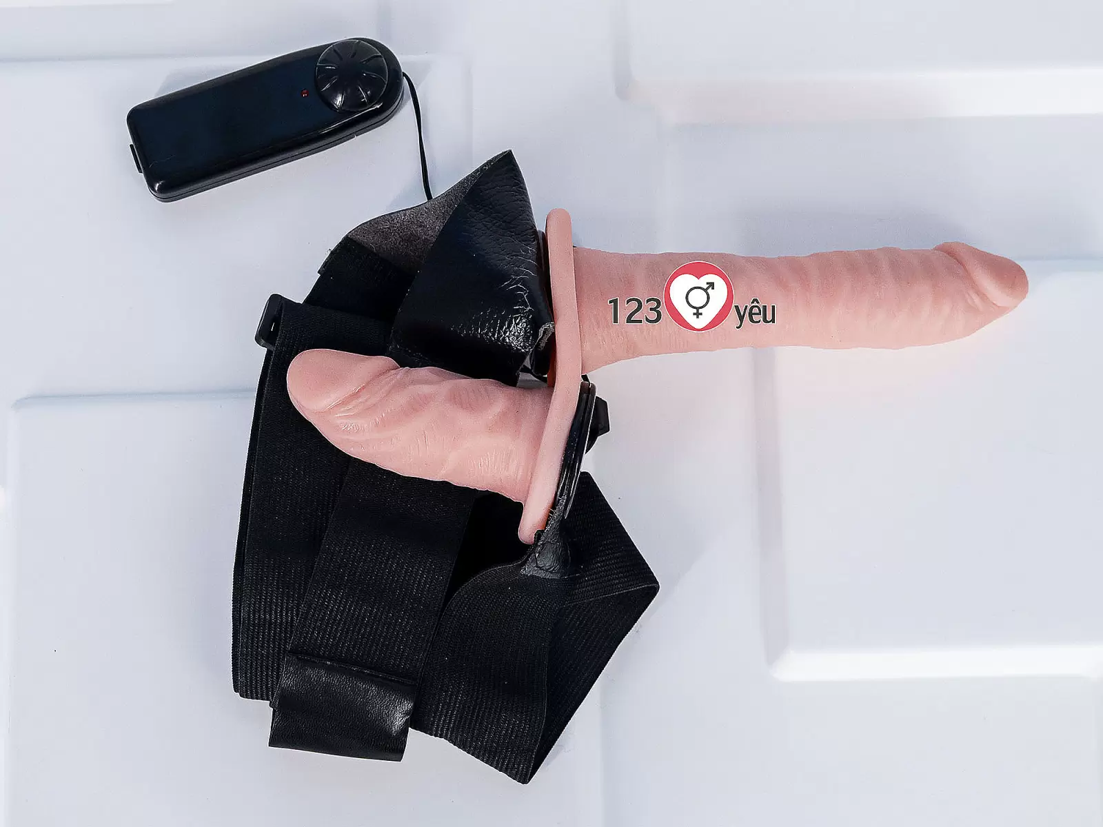 Dương vật giả có dây đeo 2 đầu Ultra Doube Head có rung