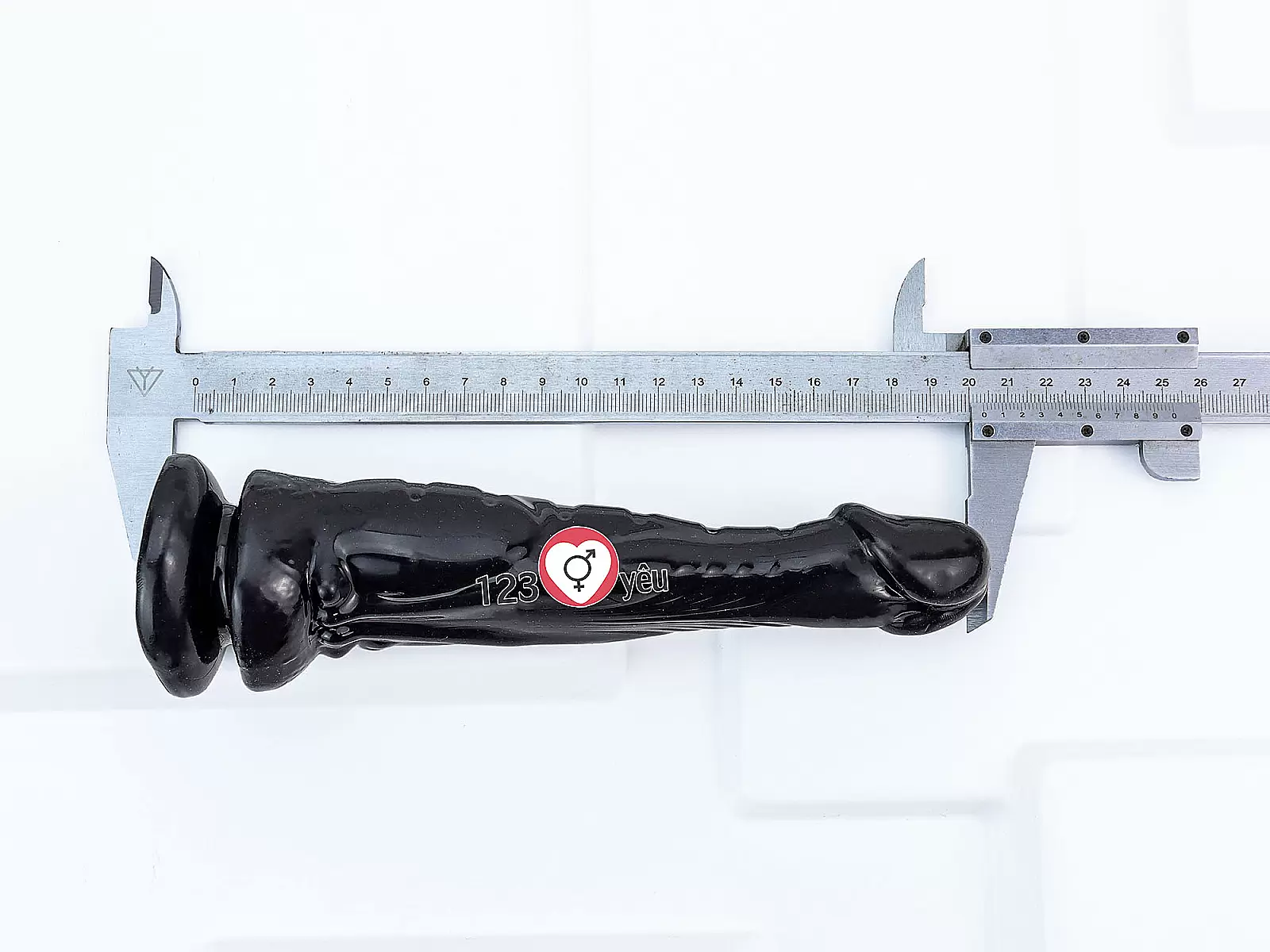 Dương vật giả có đế silicon mềm mại màu đen quyến rũ