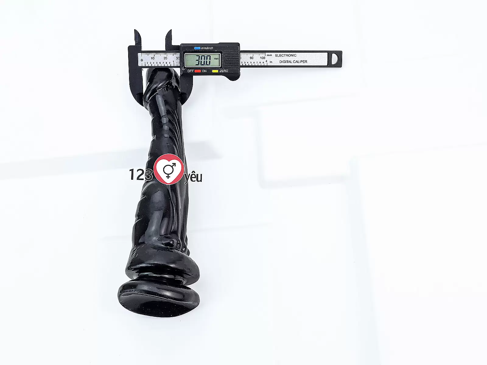 Dương vật giả có đế silicon mềm mại màu đen quyến rũ