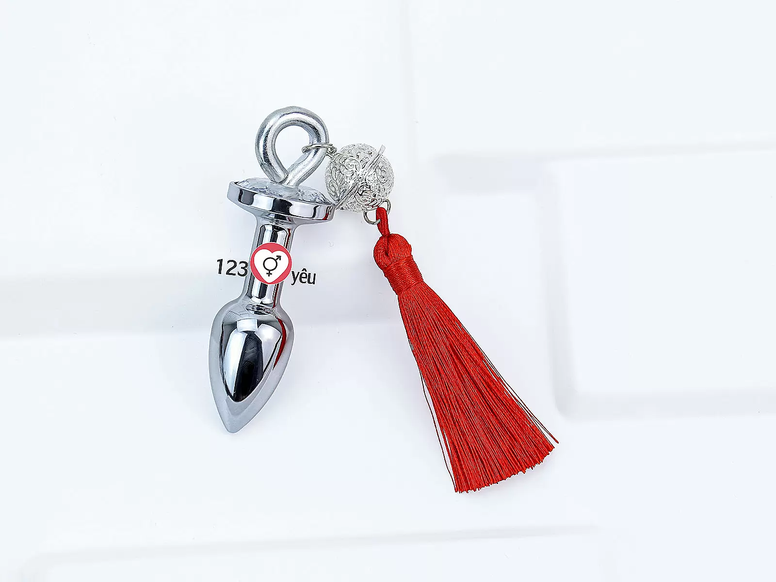 Đồ chơi kích hậu inox cao cấp kèm tua đỏ quyến rũ