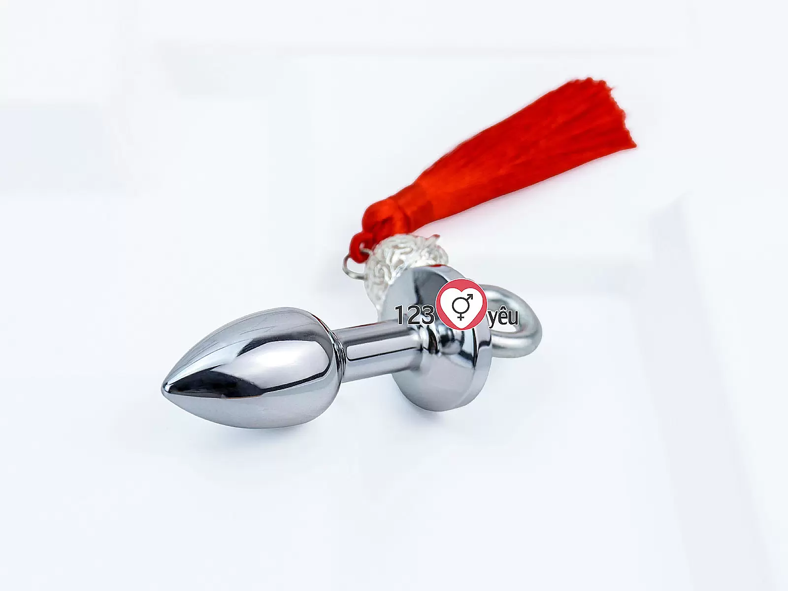 Đồ chơi kích hậu inox cao cấp kèm tua đỏ quyến rũ