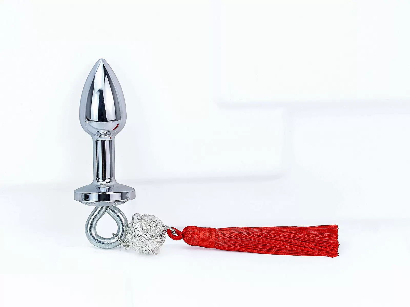 Đồ chơi kích hậu inox cao cấp kèm tua đỏ quyến rũ