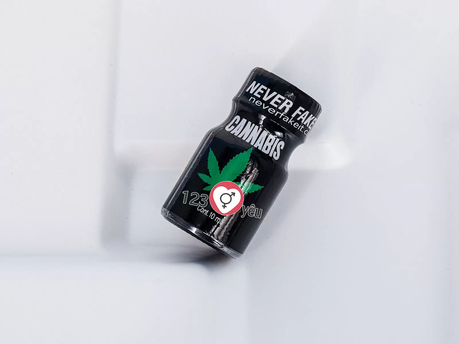 Chai hít Cannabis 10ml tăng cảm giác khoái cảm