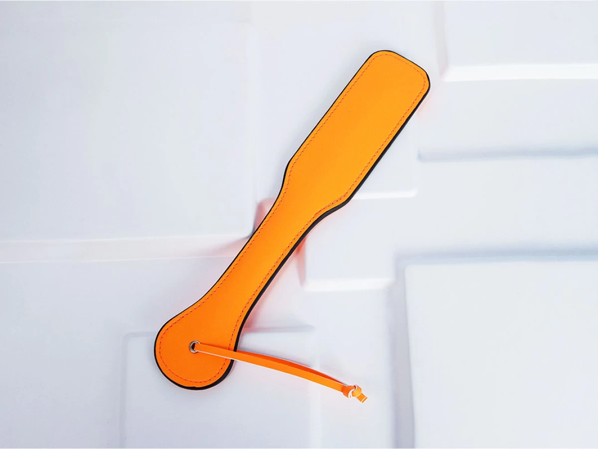 Đồ chơi bạo dâm cây tét mông màu cam kích thích cuộc yêu