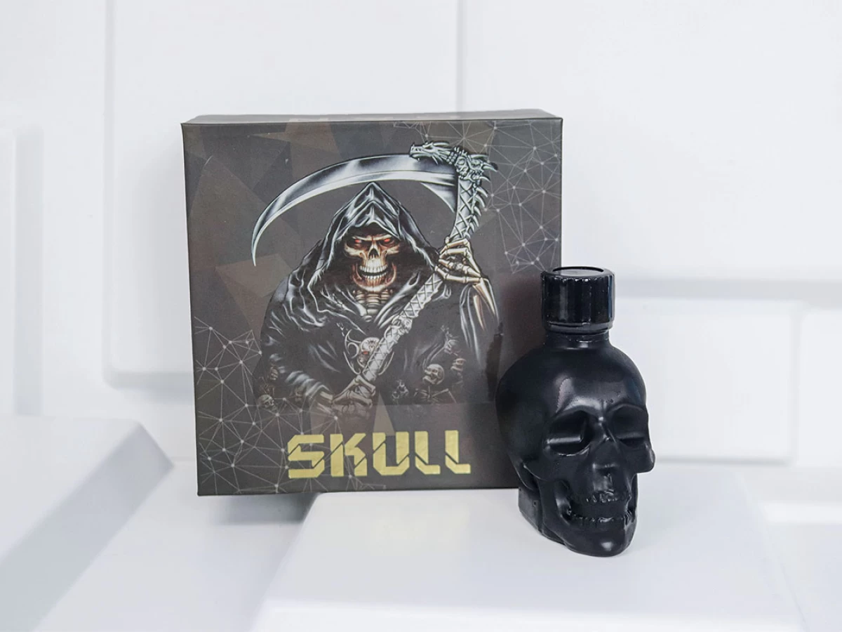 Chai h&iacute;t Skull đen tăng cảm gi&aacute;c kho&aacute;i cảm