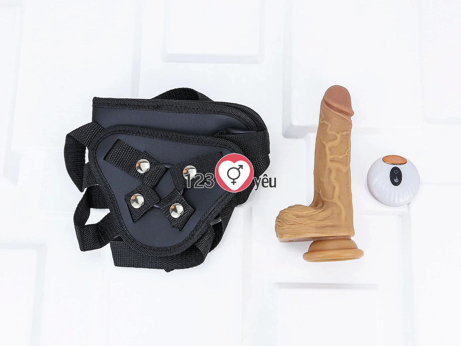 Dương vật giả có đế YEAIN Devil kèm dây đeo pin sạc điều khiển từ xa