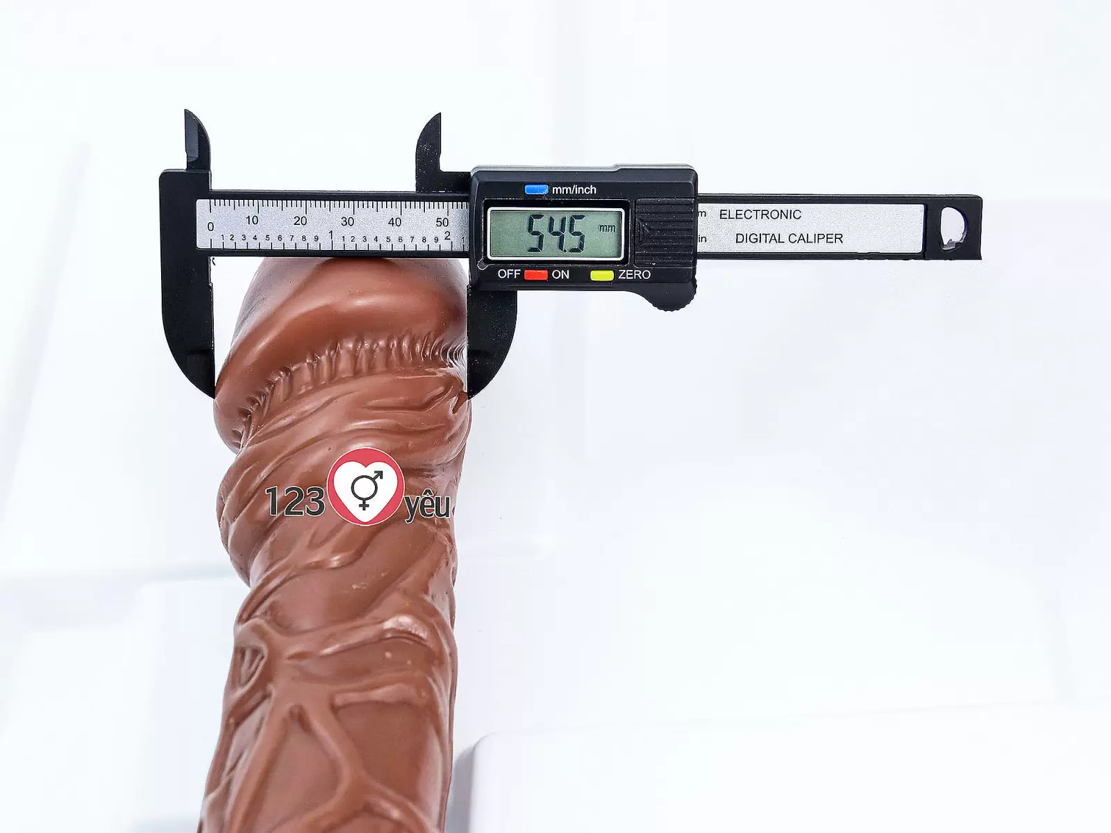 Dương vật giả có đế size cực khủng màu da